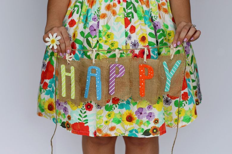 Jahresprogramm 2020 Mädchen mit buntem Jup und HAPPY-Schrift
