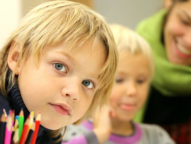 Zusammenarbeit mit Schulen Kinder, Malstifte