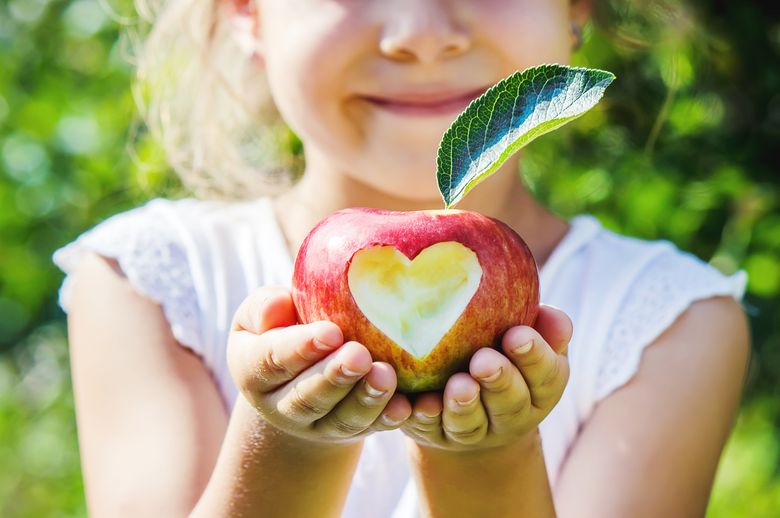 Staatliche Unterstützung Mädchen mit Apfel